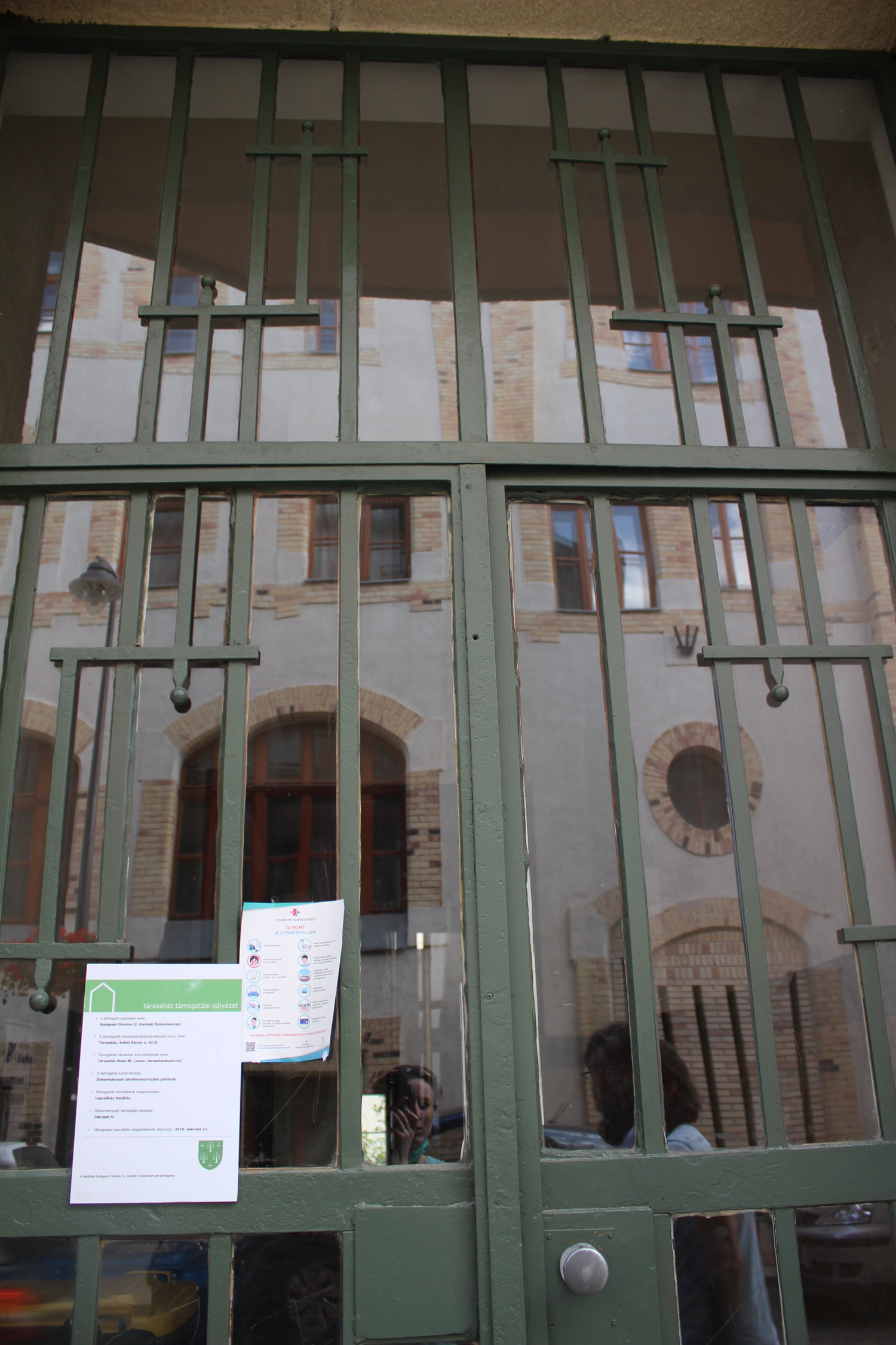 Társasház színterve